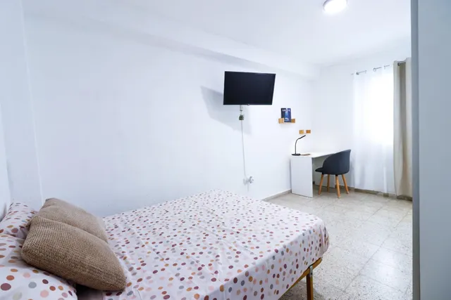 **Piso totalmente reformado de cuatro habitaciones y un baño** — 24