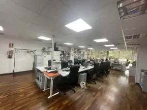 Oficina en entreplanta en edificio mixto del año 1980 en la  - foto 3