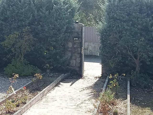 Chalet independiente de una planta con solárium, trastero y jardín consolidado — 3