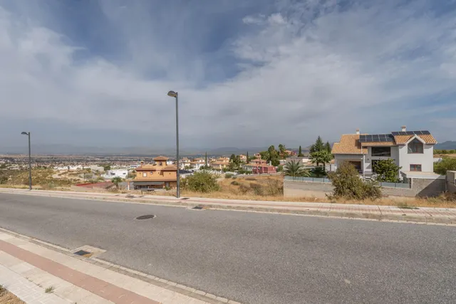 Terreno urbano de 750 m2 en Altos de La Zubia. Parcela 17, manzana M — 17