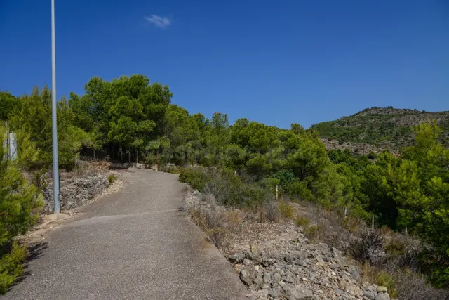 Parcela residencial de 500 m2 con vistas al mar y la montaña