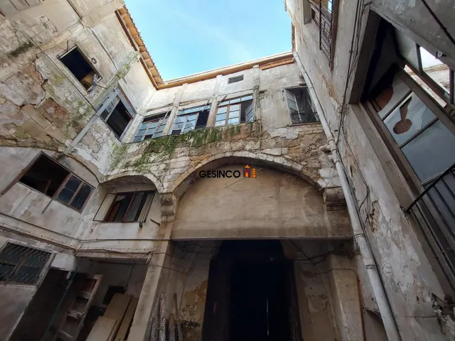 CASA-PALACIO, CÉNTRICO, DE ESTILO GÓTICO — 3