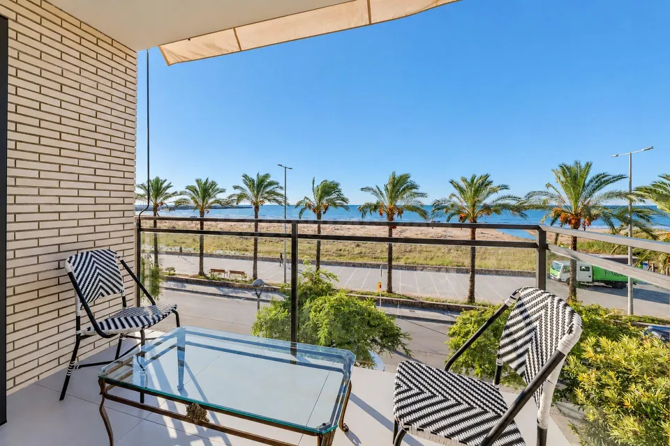Vivir frente al mediterráneo: exclusivo piso en primera línea de mar en calafell
