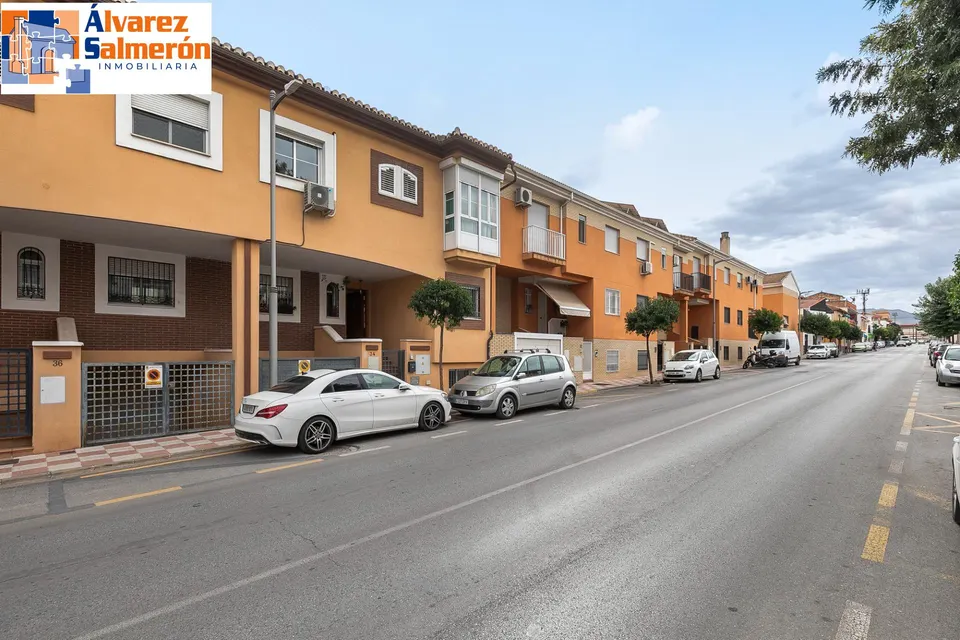 ¡Tu nuevo hogar te espera en Churriana de la Vega! Casa adosada con patio, garaje y futura parada de metro a pocos pasos.