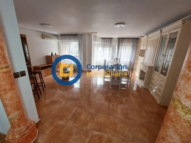 Piso con tres dormitorios y garaje en Alameda de Cervantes - foto 4