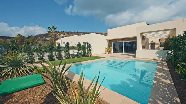 Diseñada para Disfrutar – Villa Moderna con Encanto en la Co