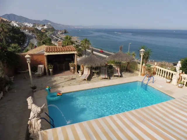 Espectacular villa en primera línea en Mijas Costa — 2