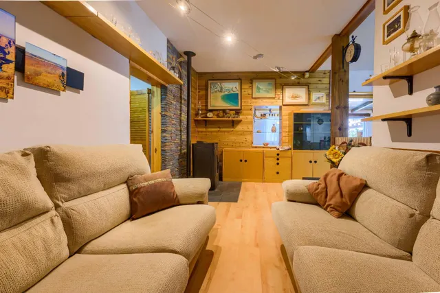 Chalet independiente de una planta con apartamento, piscina y parcela urbana de 2.800 m2 — 20