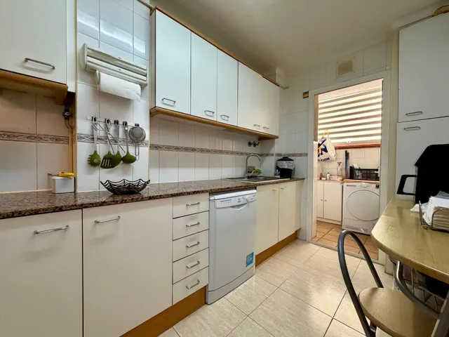 Excelente piso de 4 habitaciones con terraza, plaza de garaje y trastero en Roc Blanc (Terrassa) — 9