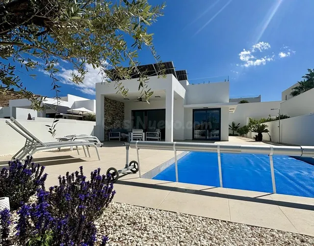 Villa de una planta con piscina privada y parcela de 414 m2 en Benijófar — 2
