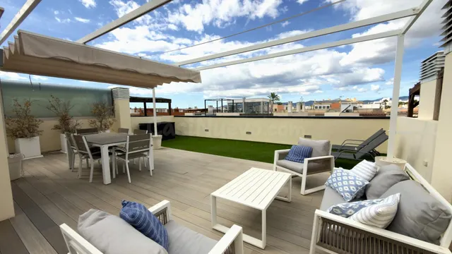 Apartamento de lujo a pasos de la playa con vistas al mar y pisicna comunitaria con  parking y trastero — 3