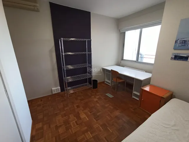 Interesante piso, incluye plaza de garaje, Sector Universidad. — 20