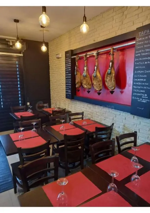 Restaurante en pleno rendimiento con magnífico dúplex en el 