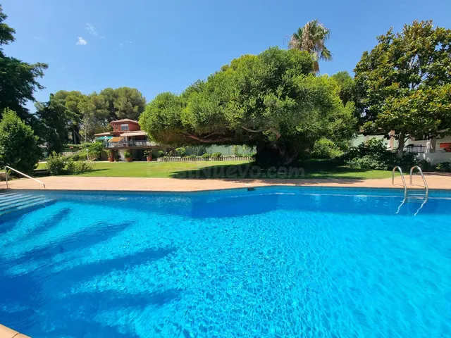 Chalet con patio, piscina, jardin, tenis, porche ,bodega y g - foto 3