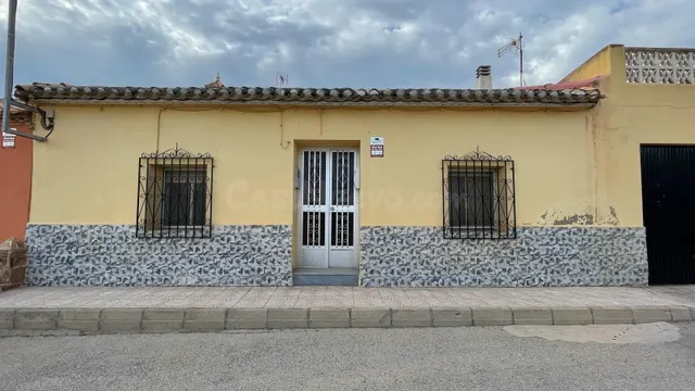 CASA CON PATIO Y MUCHAS POSIBILIDADES EN EL ESCOBAR (MURCIA)