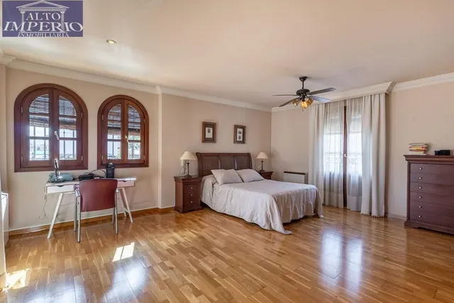 INCREÍBLE CHALET INDEPENDIENTE EN ZONA PRIVILEGIADA — 28