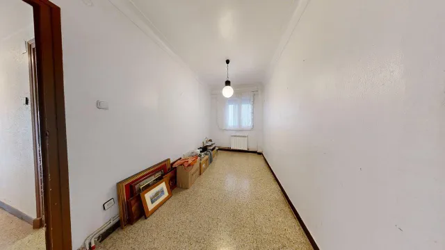 Piso de 65m2. Distribuido en tres dormitorios, salón con terraza, cocina con galería y baño — 27