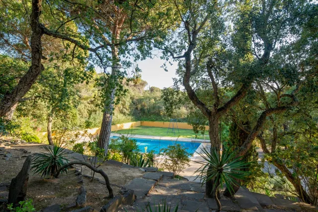 Espectacular casa con 4 Hectáreas de terreno y gran piscina  - foto 2