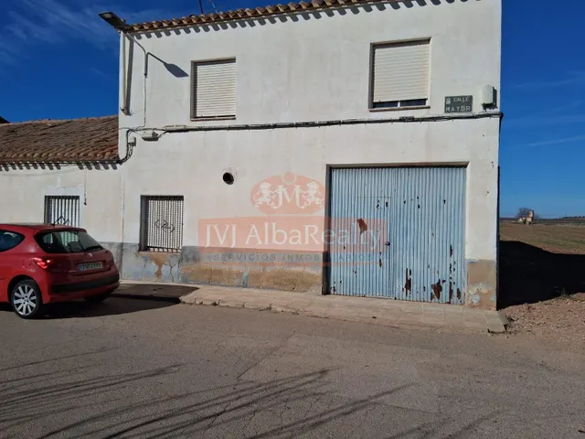 SE VENDE CASA CON PATIO EN LOS ANGUIJES. — 26