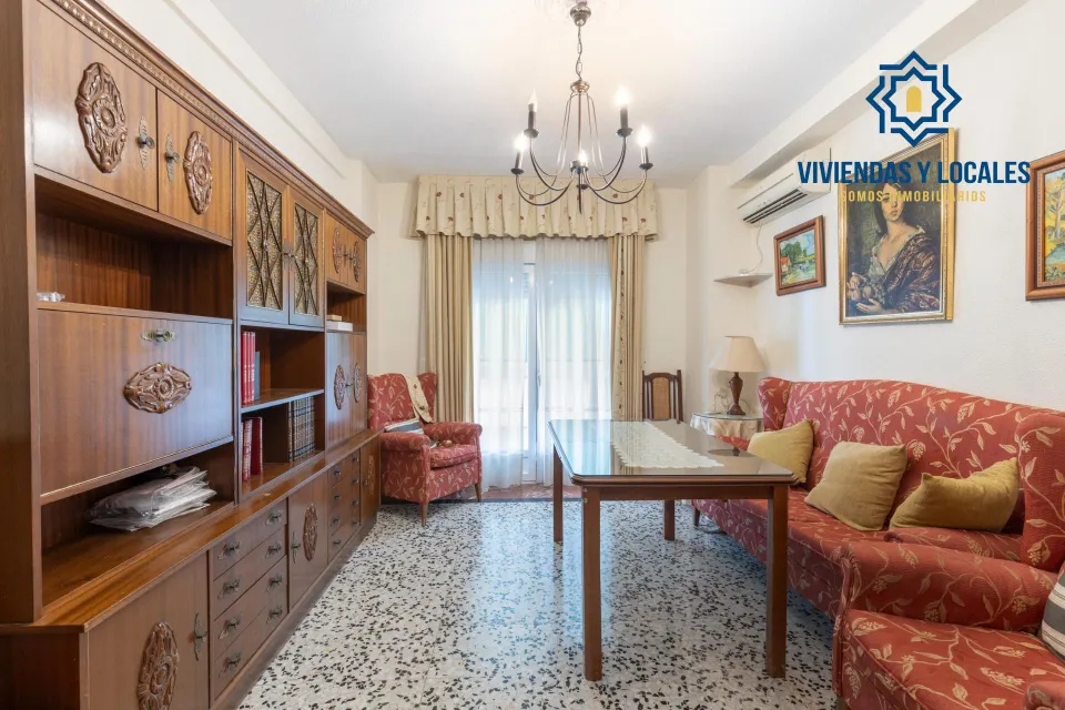 Piso de 3 dormitorios en calle milán, zaidín | muy luminoso y con gran potencial