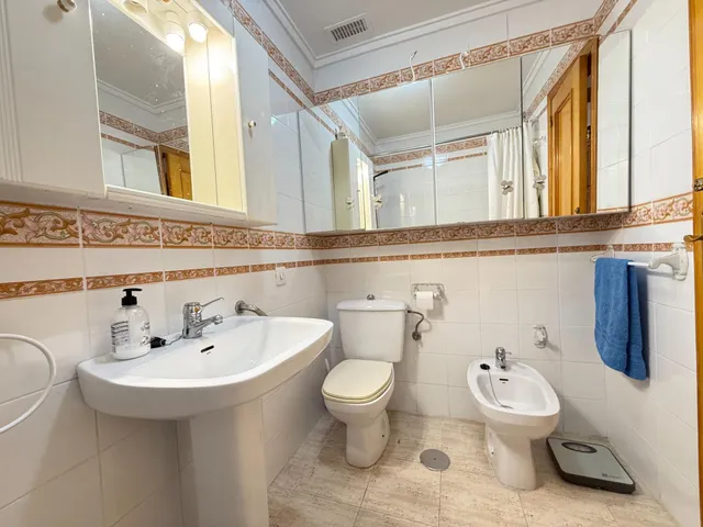 Apartamento en esquina de 2 dormitorios a 500 m de las piscinas naturales en Torrevieja!!! — 30