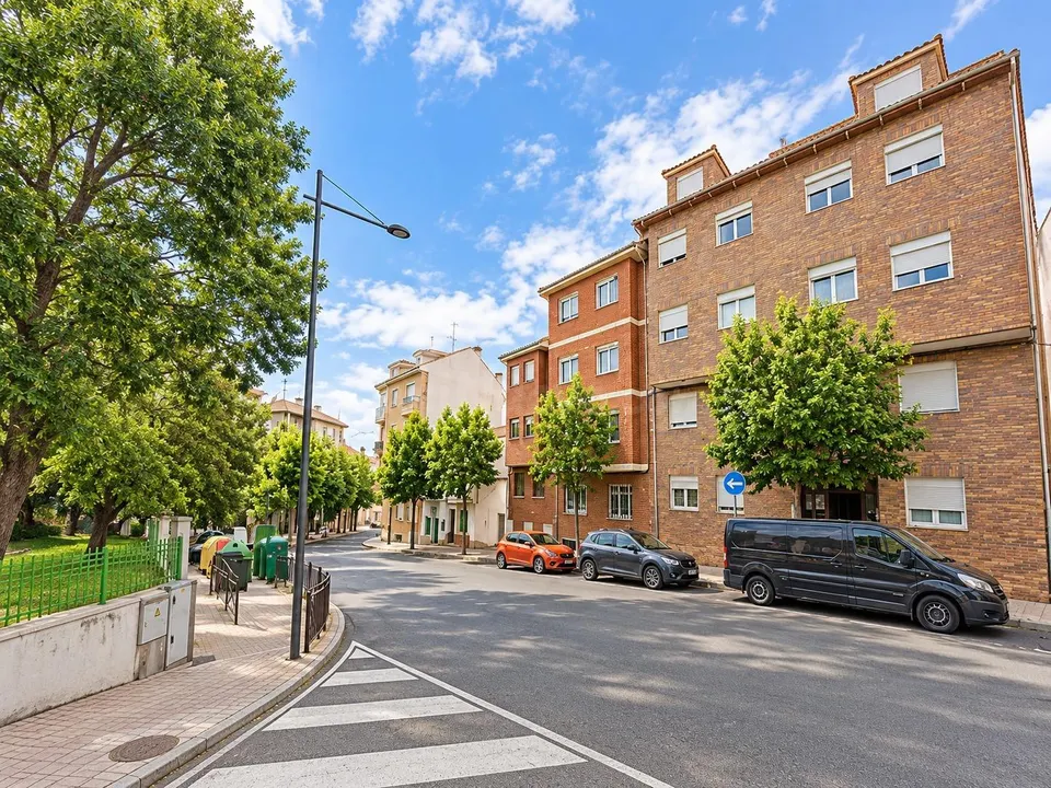 Amplio piso con 3 dormitorios, terraza y excelentes vistas en Las Navas del Marqués