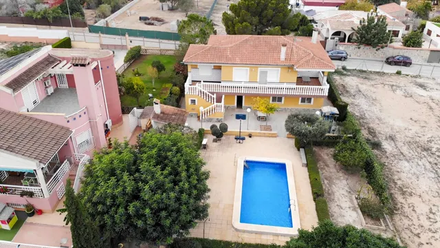 ESPECTACULAR CHALET EN MONTEPINAR CON PISCINA JARDÍN Y GARAJ - foto 2