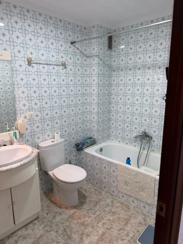 Piso con ascensor, 4 dormitorios, 2 baños, cocina 19 m2 con patio pisable, salon comedor, tres piezas a la calle. — 26