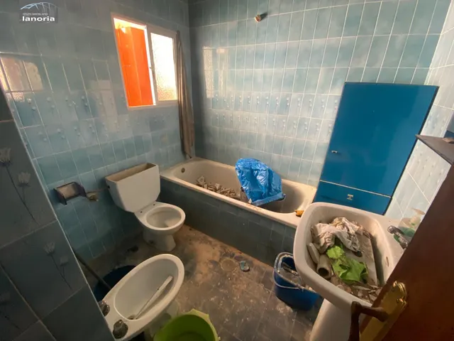 Grupo la Noria VENDE piso CON ascensor para REFORMAR y cochera individual con vado. 3 habitaciones, 1 baño. — 24