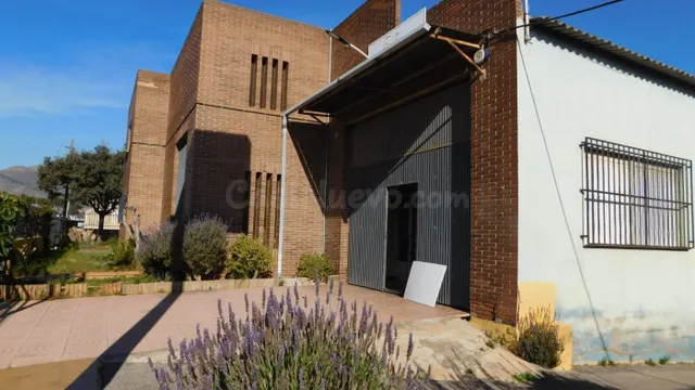 NAVE EN PRIMERA LÍNEA COMERCIAL EN VENTA - foto 2