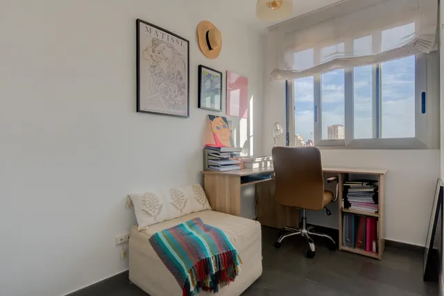 Ático con solárium de una habitación doble y un despacho en Avda. General Marvá — 27