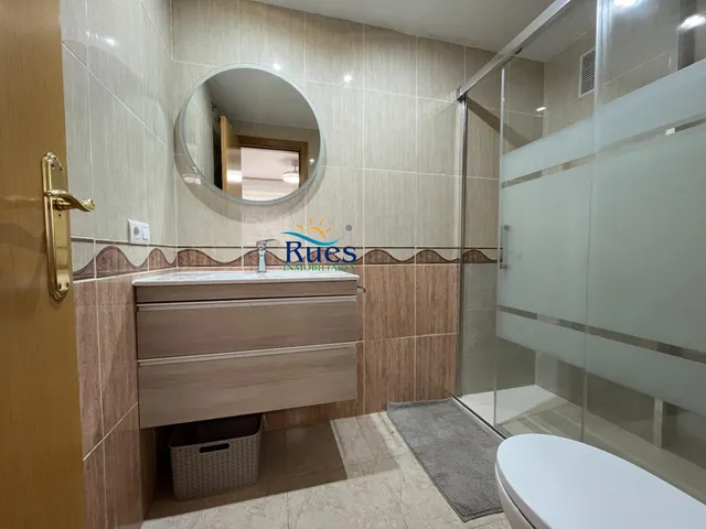 Piso reformado en primera línea del mar con terraza y piscina comunitaria — 27