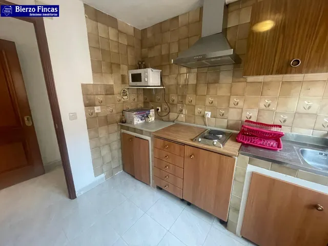SE VENDE AMPLIO PISO EN NAVATEJERA - foto 2
