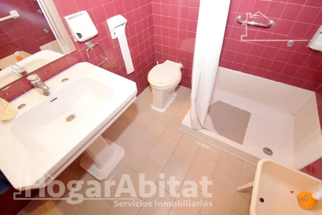 Amplia casa con local comercial, garaje y terraza — 49