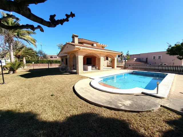 Villa en Gran Avenida de Benicàssim. Cerca del pueblo y de l