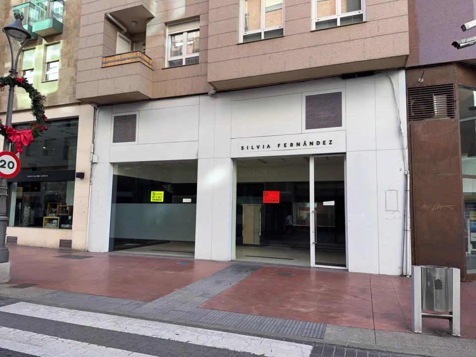 VENTA: Amplio Local Comercial en el Corazón de Ponferrada