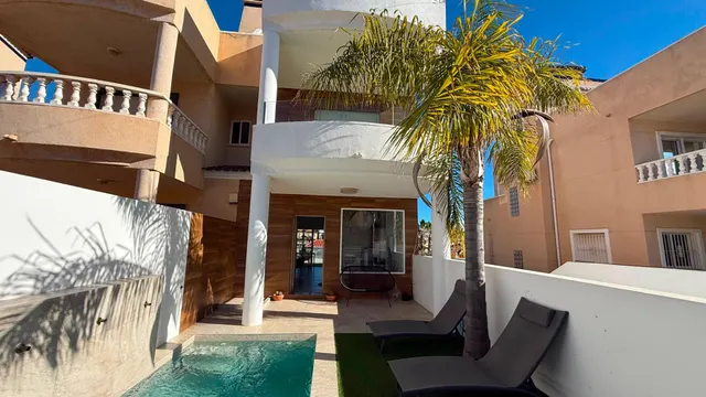 Villa con piscina privada, Alicante, Orihuela Costa. 4 habitaciones, 190 m2, 6,4 kilómetros del mar — 30