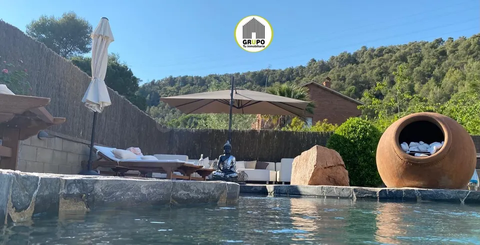 Casa reformada de tres plantas con piscina, jacuzzi, gimnasio, sauna  y vistas a parque natural