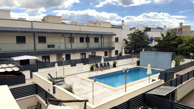 Apartamento de lujo a pasos de la playa con vistas al mar y pisicna comunitaria con  parking y trastero — 25
