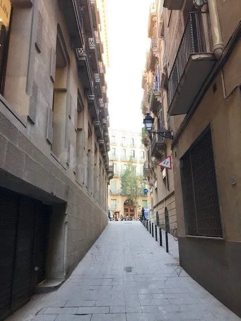 Edificio con derecho a vuelo en el centro de Barcelona — 10
