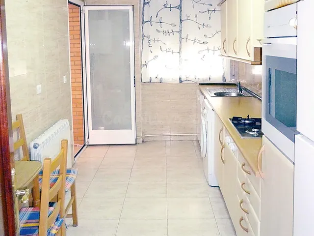 ¡ESTUDIANTES! PISO DE TRES habitaciones EN ALQUILER, CON PLA - foto 4