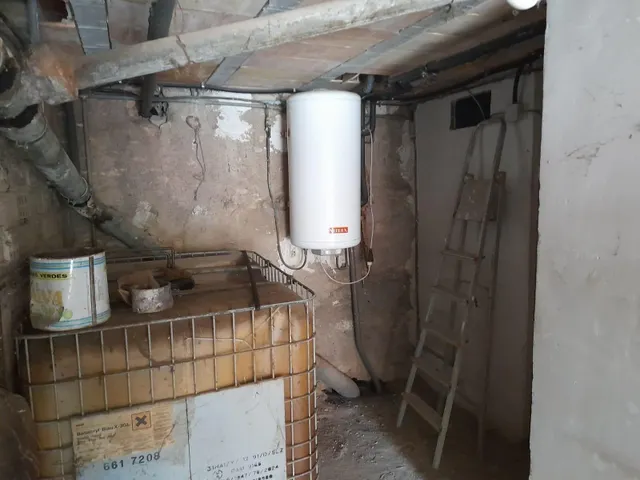 OPORTUNIDA GRAN CASA DE PUEBLO CON VIVIENDA UNIFAMILIAR Y NAV ES ANEXAS — 32