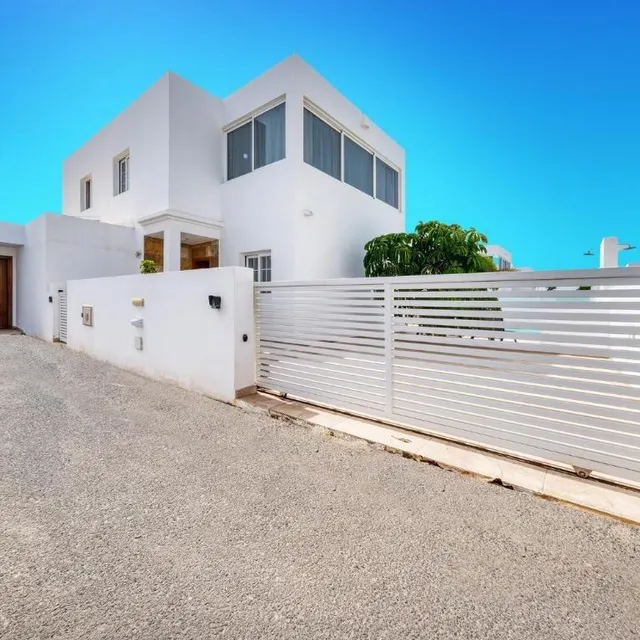 Villa con piscina privada y gran potencial en Playa Blanca — 32