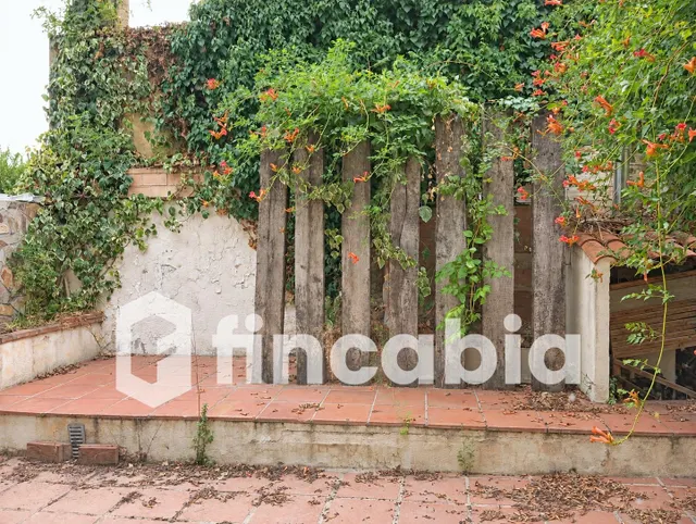Casa para reformar con patio, balcones y local en Breda — 17
