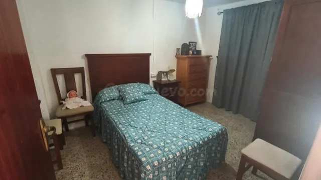 ¡Oportunidad Única en Cabra! Casa con Patio y Porche por sol - foto 5