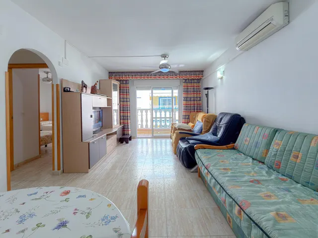 Centro! Estupendo apartamento con 2 dormitorios y 2 baños + Terraza con vistas laterales al mar + Piscina comunitaria — 10