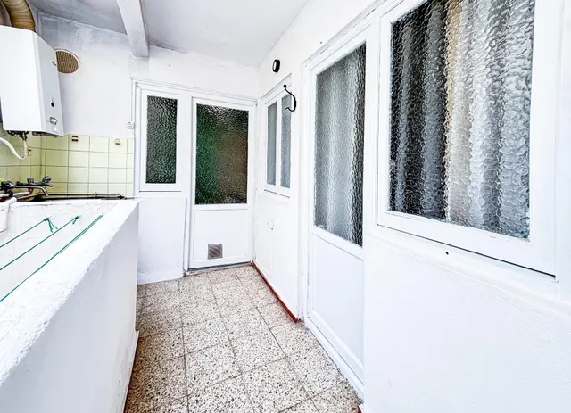 **Piso totalmente reformado de cuatro habitaciones y un baño** — 39
