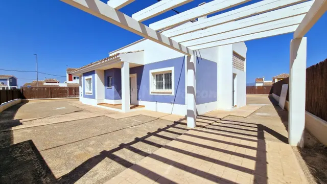 Casa independiente de 3 dormitorios y 2 baños - llave en man - foto 4