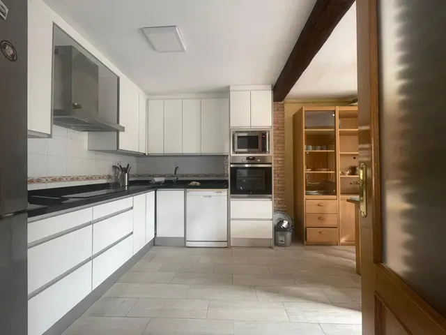 Amplia habitación  en Granada, Ideal para Estudiantes — 6