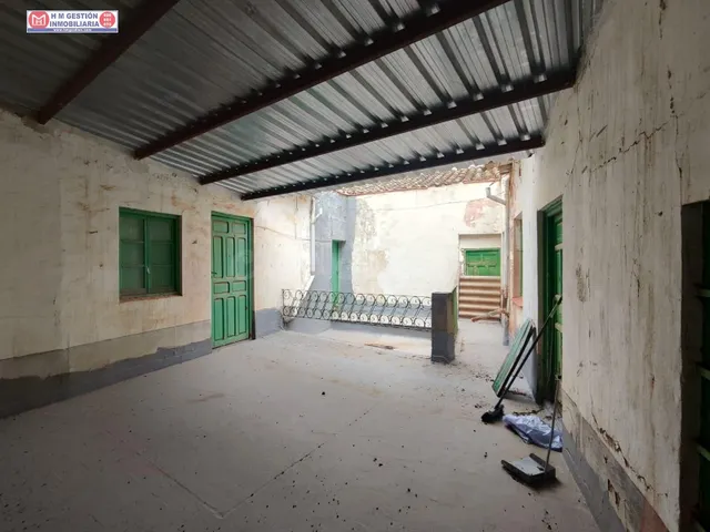 edificio de tres alturas con local comercial en calle Emilio